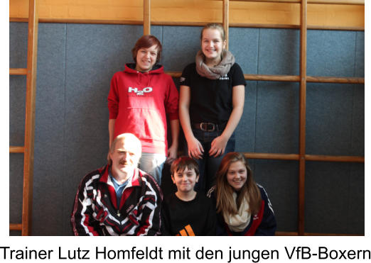 Trainer Lutz Homfeldt mit den jungen VfB-Boxern